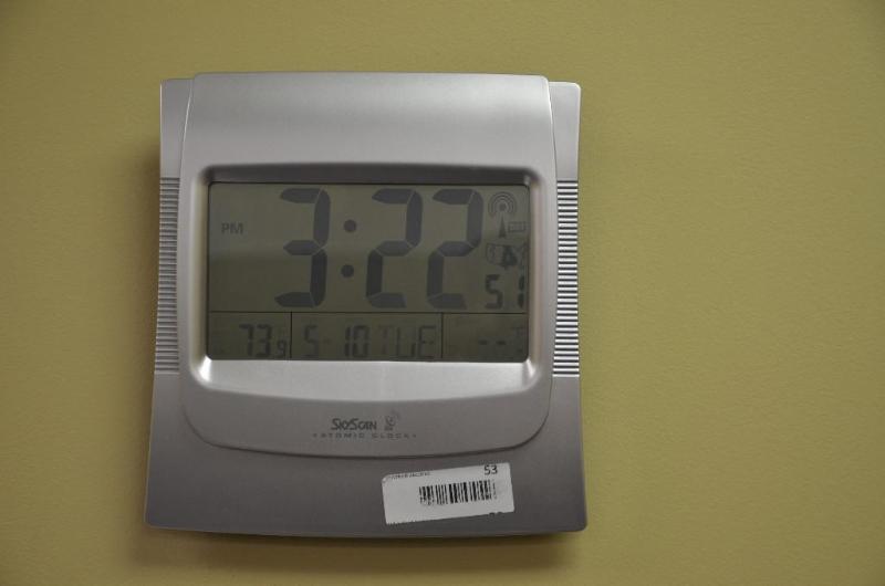 lot 53 image: SkyScan Atomic Clock model 86709 Clock & ...