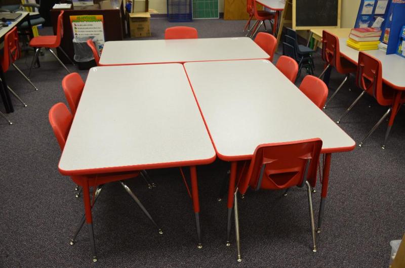 lot 58 image: 1 table (adjustable height), 2 chairs 30x60x2...