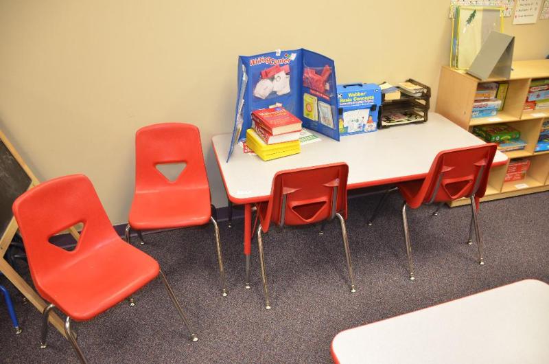 lot 59 image: Table (adjustable height) and 4 chairs 30x60x...