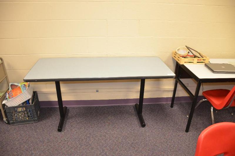 lot 62 image: Table 24x60x29"...