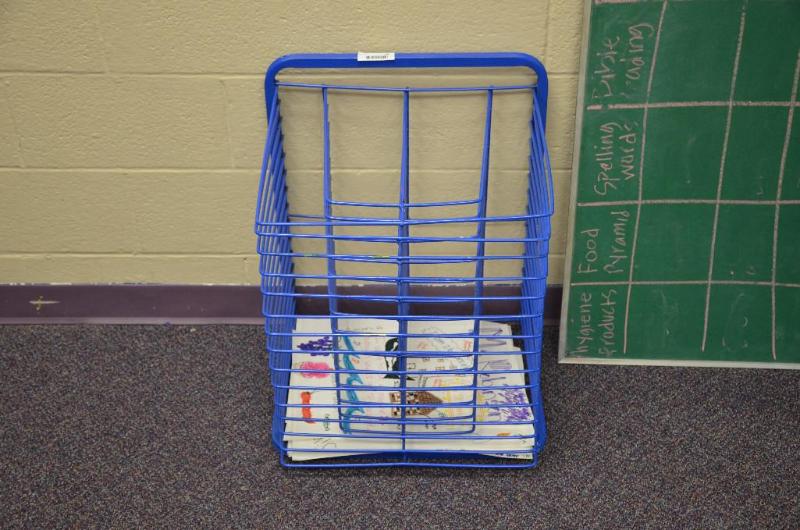 lot 69 image: Metal rack for art work to dry, 25x20x20"...