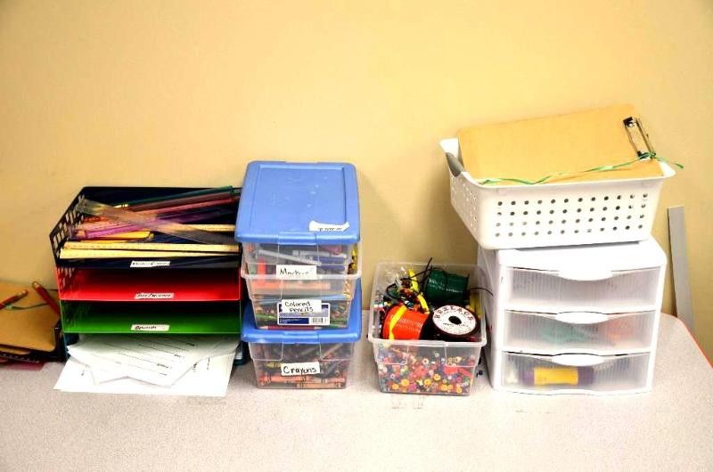 lot 75 image: Beads, pencils, glue sticks, colored markers,...