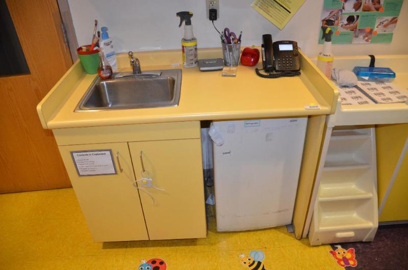 lot 85 image: Sink and cabinet, mini fridge is not included...