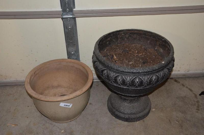 lot 103 image: 4 Outdoor plant stands (1 is 18&quott, anoth...