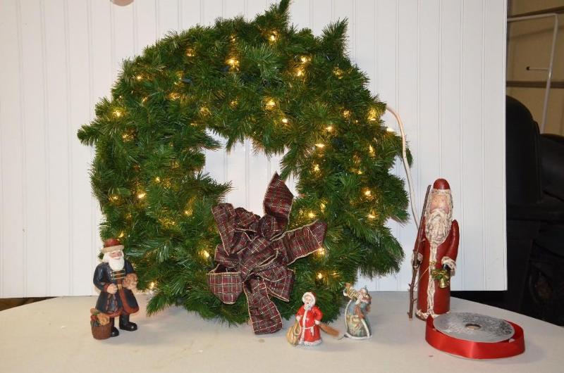 lot 106 image: lighted Christmas wreath 28" lot of Chr...