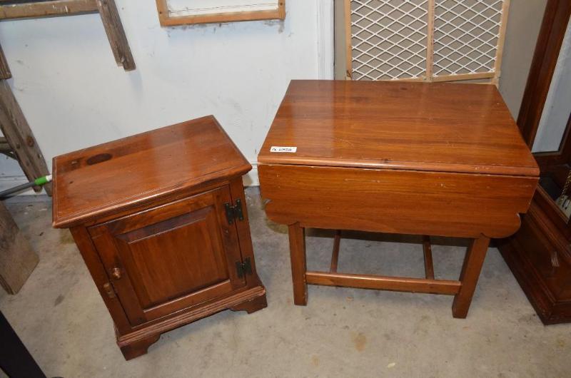 lot 113 image: wood table with folding leafs 21&quotx27&quo...