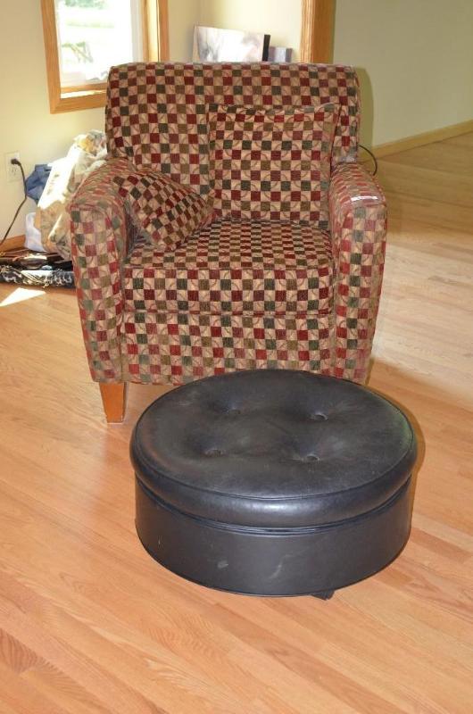 lot 12 image: 3 chairs and rolling ottoman&nbsp31x33x35 &a...