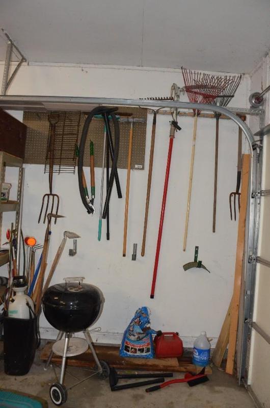 lot 122 image: Large lot of garden tools  rakes , cutters ,...