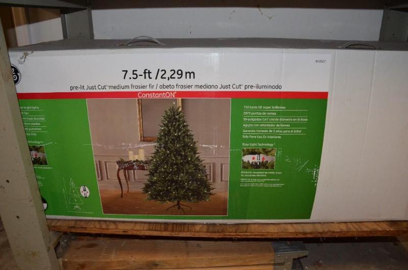 lot 123 image: 7.5-ft2,29m Christmas tree...