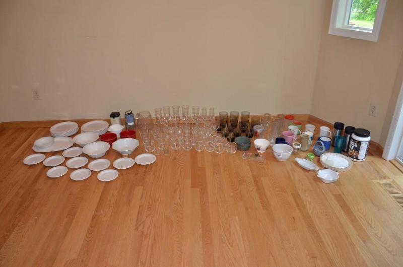 lot 130 image: Large lot of glassware including Pfaltzgraff ...