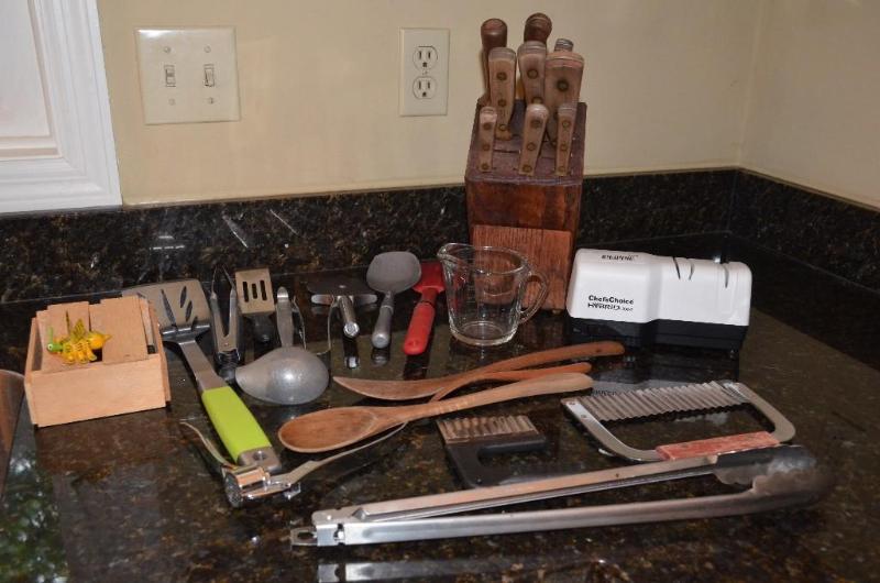 lot 140 image: Lot of kitchen items spatulas, spoons, Chefs...
