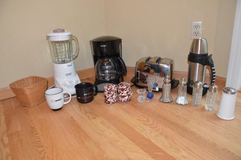 lot 146 image: large lot of kitchen items Cuisinart&nbsps...