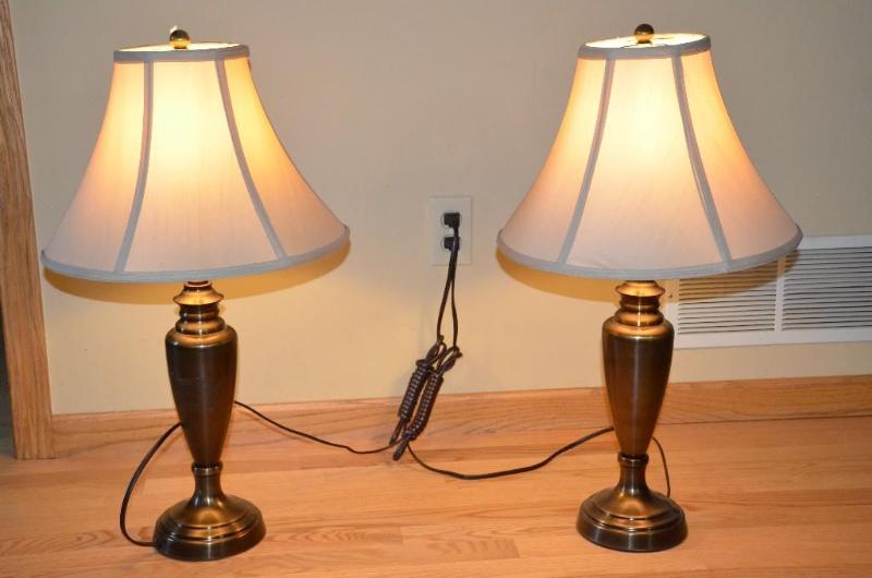 lot 15 image: 2 matching table lamps 28"...