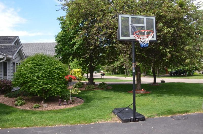 lot 152 image: Lifetime Shatter Proof Outdoor Basketball Hoo...