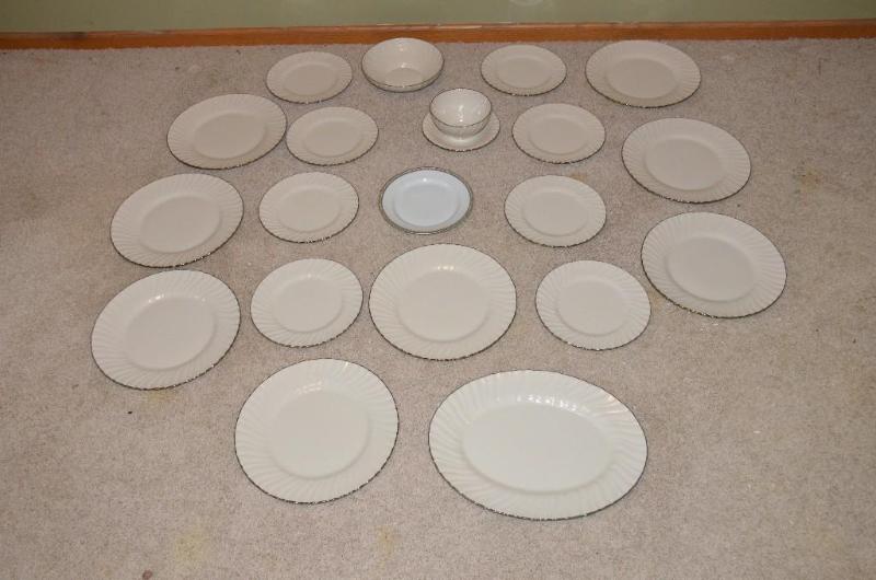 lot 153 image: Franciscan&nbspmasterpiece china 8 dinner p...