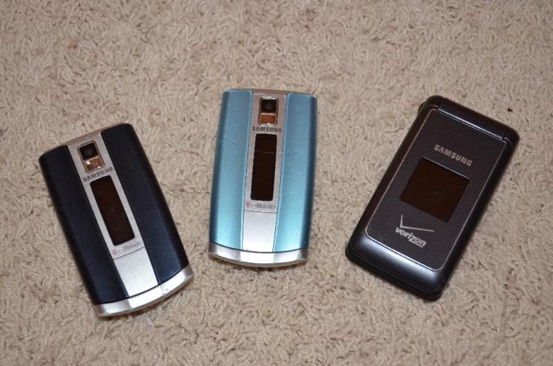 lot 154 image: 3 Samsung&nbspflip phones...
