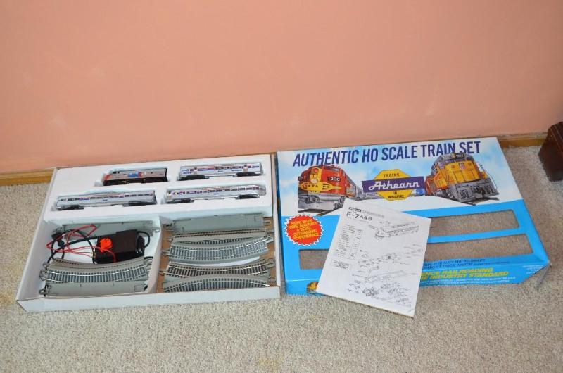lot 29 image: Authentic Ho Scale Train Set Trains Athearn i...