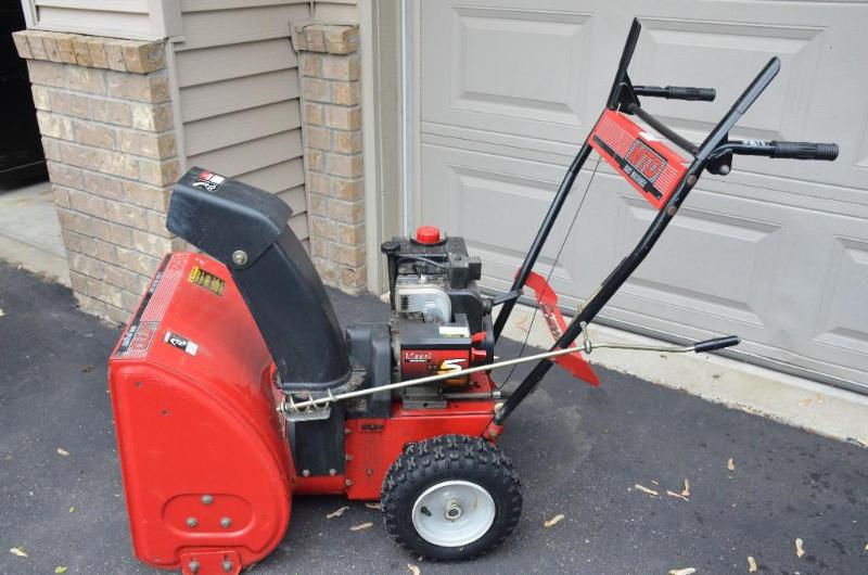 lot 36 image: MTD Yard Machines 5122 snowblower...