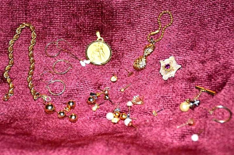 lot 4L image: large group of Jewelry some Gold some not mar...