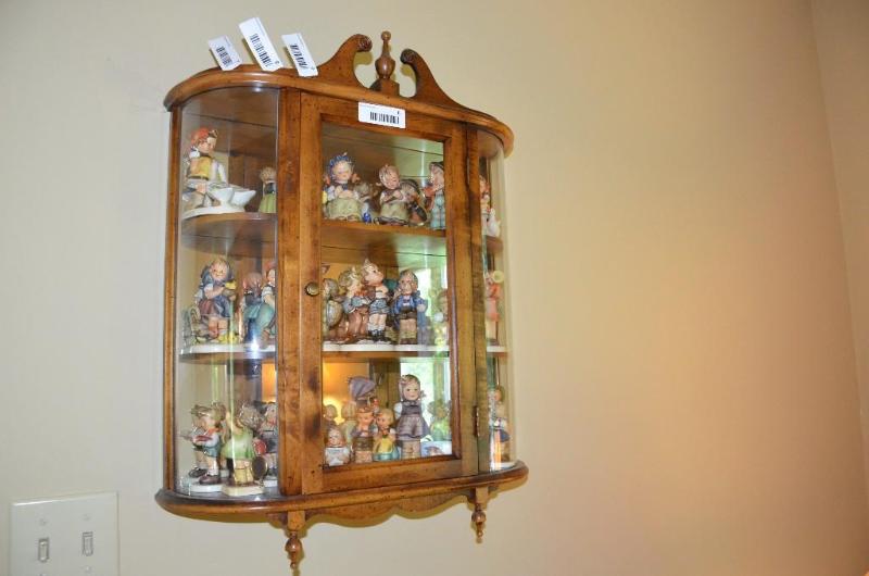 lot 6 image: Glass wall display case 25x 20...
