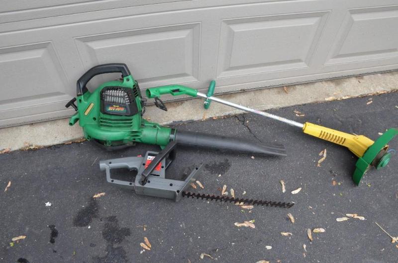 lot 74 image: Weed eater BV 2000 Blower Vac-200 Mph Weed e...
