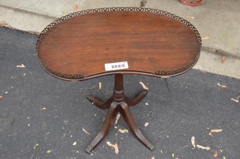 lot 77 image: End table 8x11x22...