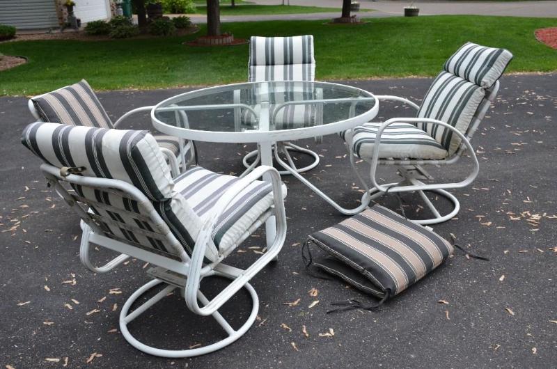 lot 80 image: Glass patio table (47&quotdx48")and 4 m...