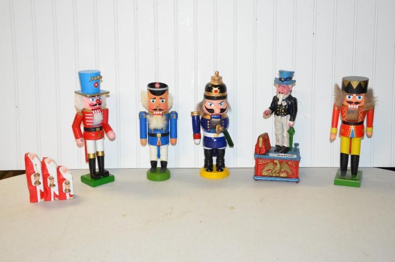 lot 82 image: Solid Cast Iron Uncle Sam Bank(11&quott) 5 ...