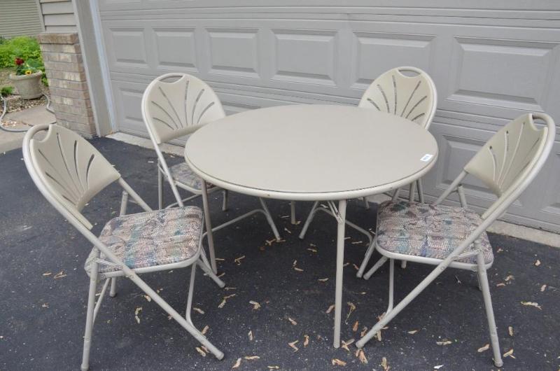 lot 83 image: Round folding table(40&quotd) with 4 folding...