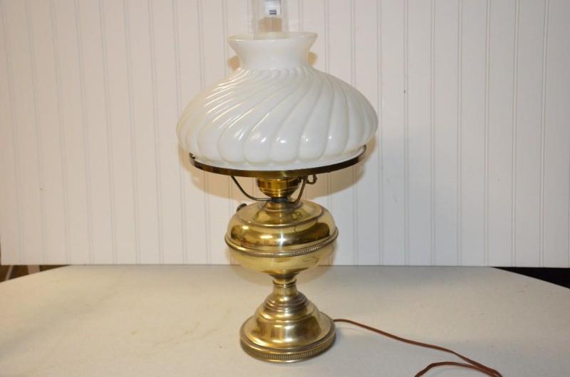 lot 85 image: Vintage lamp...