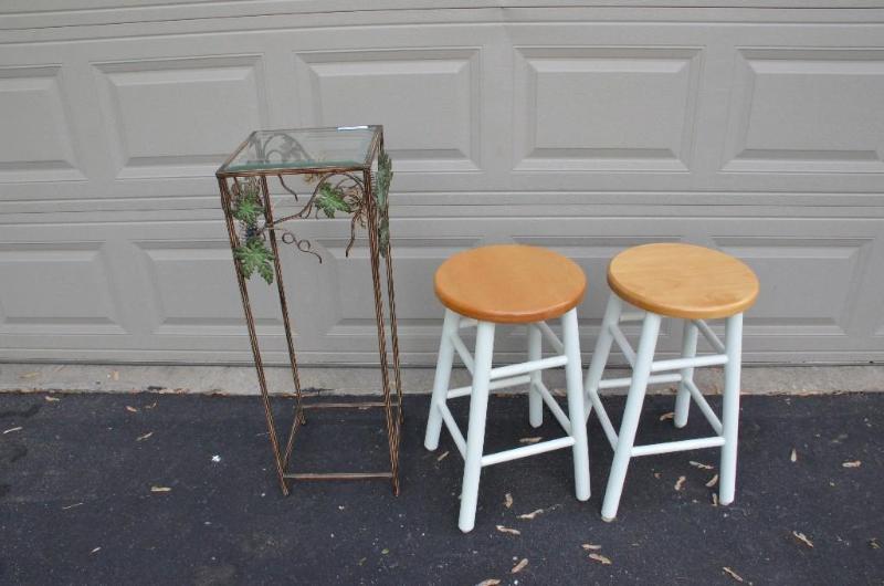 lot 86 image: Glass end table with decorative leaves(34&quo...