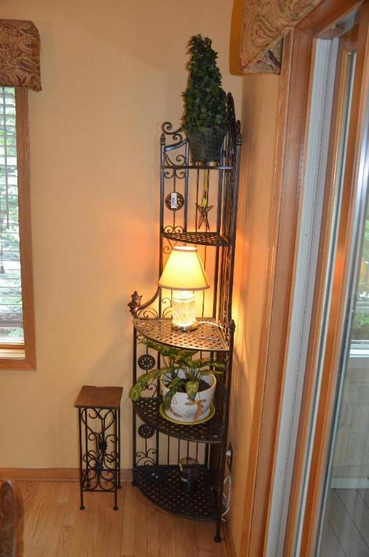 lot 168 image: Iron Corner display shelf 16&quotx16&quotx7...