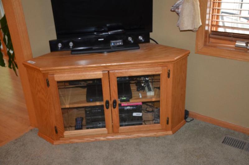 lot 177 image: Wood corner LCDLED TV stand 33&quotx48"...
