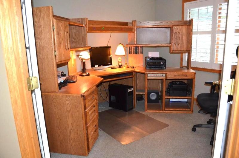 lot 180 image: 6 piece desk set and rolling office chair. Al...