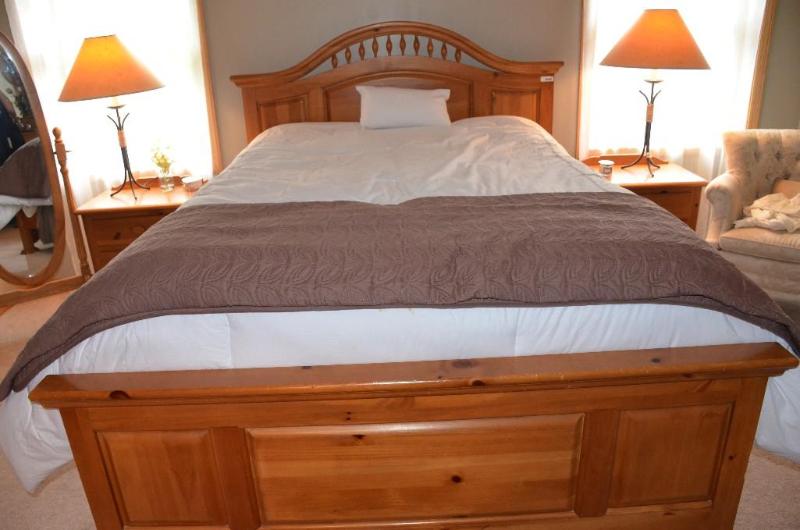 lot 184 image: Wood bed frame, Wood headboard (68x54"),...