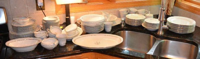 lot 188 image: 2 sets of China Noritake Bluebell China set ...