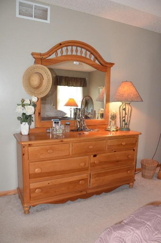 lot 189 image: Wood dresser (64x18x33) and mirror(47x46). Lo...