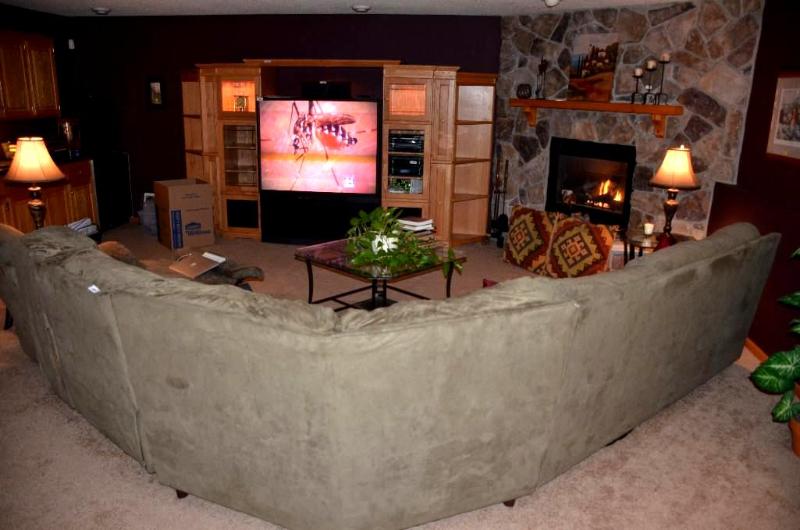 lot 200 image: MITSUBISHI Projection TV HD 1080 series TV 62...