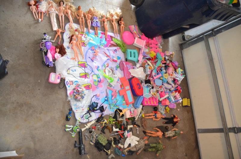 lot 232 image: Large lot of Vintage G.I Joes 1992 and Barbie...