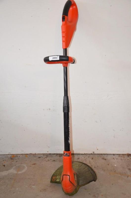 lot 235 image: Black and Decker Grass Hog 12" weed whac...
