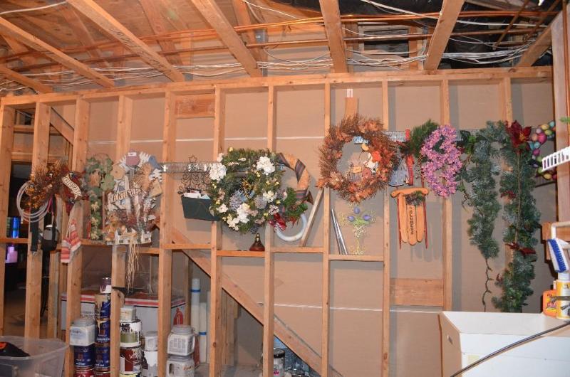 lot 264 image: Seasonal wall, yard and door decor...