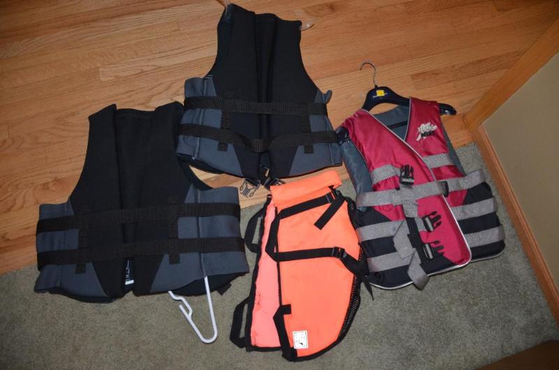 lot 272 image: 3 life vest & one pet life vest. Adult x ...