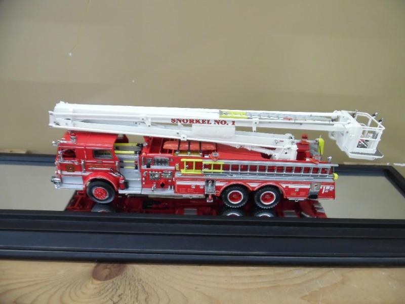 lot 60 image: Franklin Mint Die-cast fire engine in display case