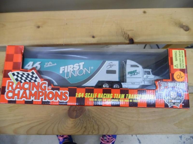 lot 70 image: Die-cast truck