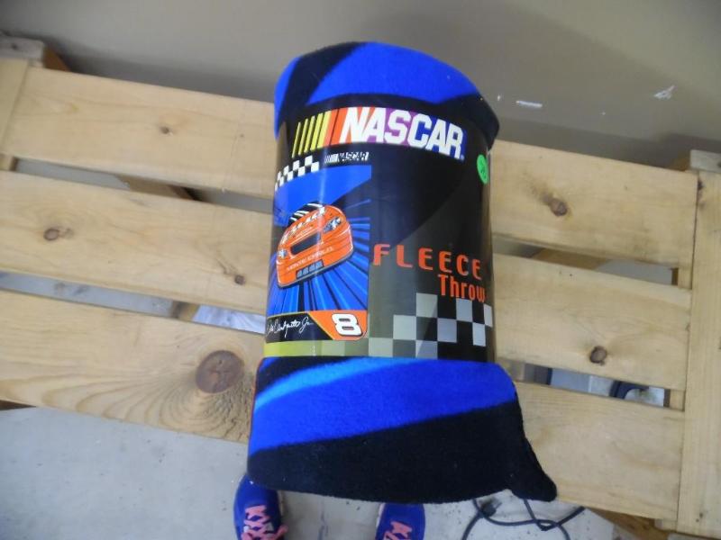 lot 76 image: Throw blanket