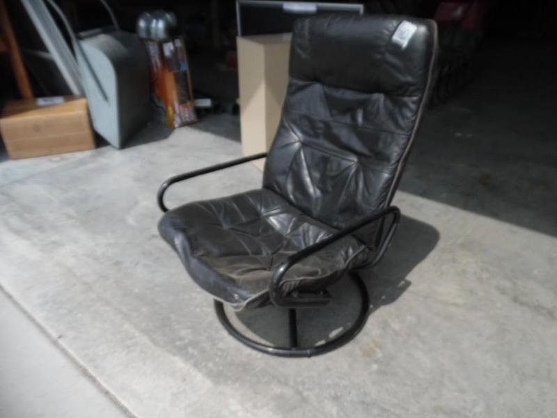 lot 20 image: Chair