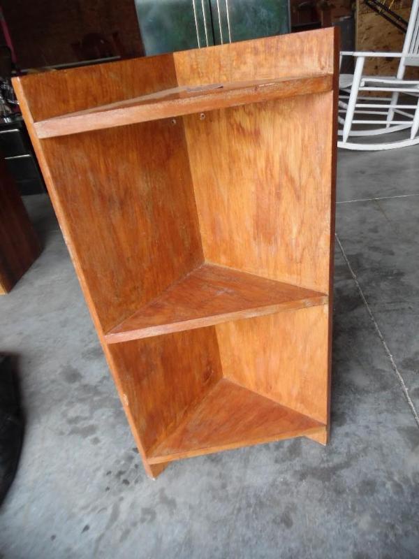 lot 22 image: Shelf