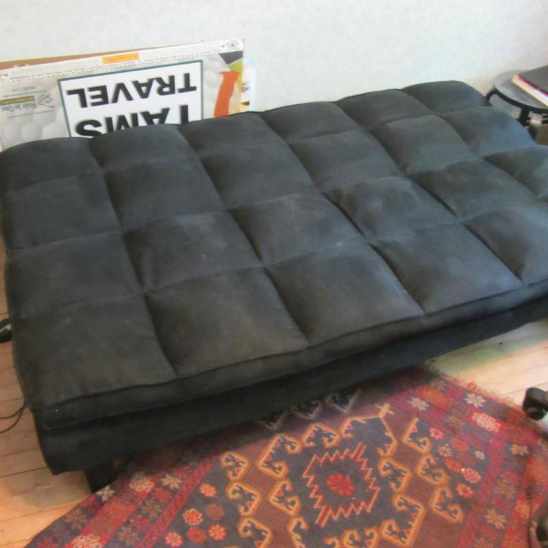 lot 10 image: Klik Klak Couch