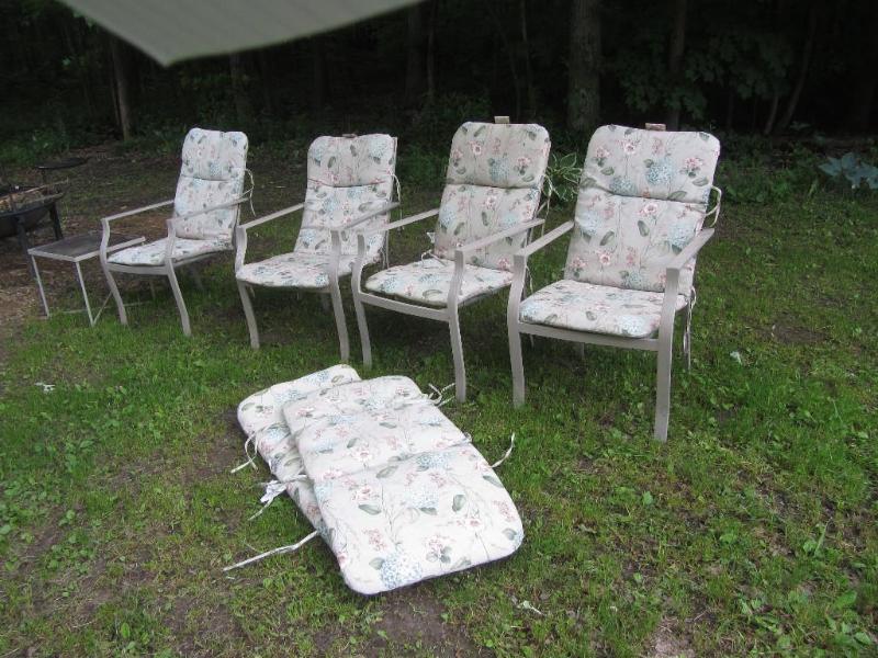 lot 19 image: Lawn Chairs & Table