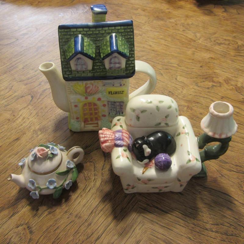 lot 31 image: Mini Teapots